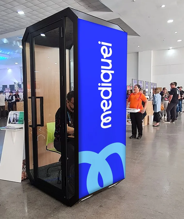Cabine Mediquei individual envelopada com a marca, em uso num evento