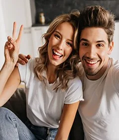 Casal jovem sorrindo