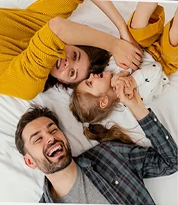 Família deitada sorrindo