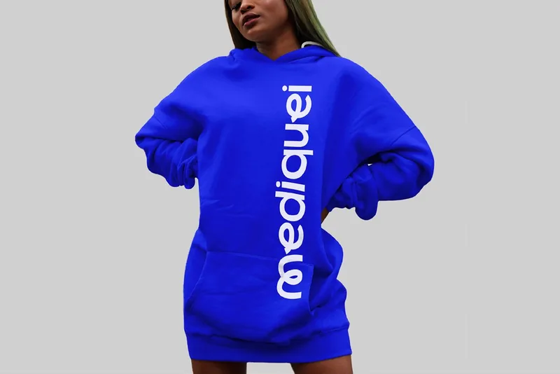Pessoa vestindo moletom azul da Mediquei